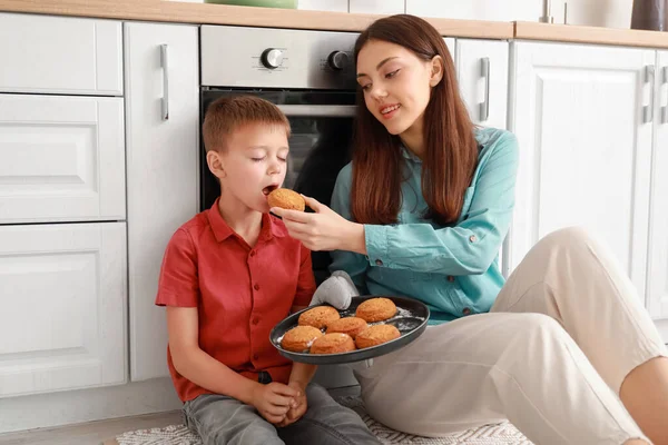 Little Boy His Older Sister Eating Tasty Cookies Kitchen — Stock Photo, Image