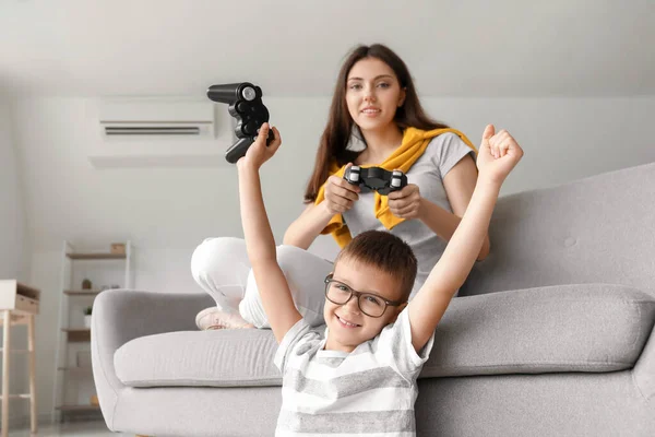 Μικρό Αγόρι Μεγαλύτερη Αδελφή Του Που Παίζει Βιντεοπαιχνίδι Στο Σπίτι — Φωτογραφία Αρχείου