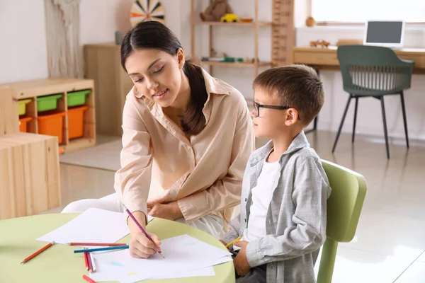 Kleiner Junge Zeichnet Mit Seiner Älteren Schwester Hause — Stockfoto