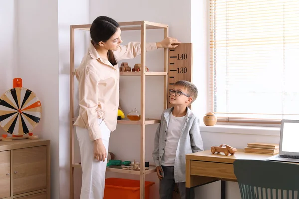 Liten Pojke Som Mäter Längd Och Sin Storasyster Hemma — Stockfoto