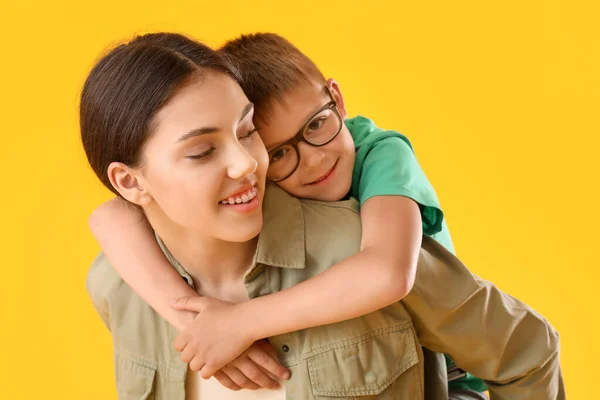 Tiener Meisje Dragen Backapack Haar Kleine Broer Gele Achtergrond — Stockfoto