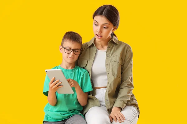 Küçük Çocuk Ablası Sarı Arka Planda Tablet Bilgisayar Kullanıyorlar — Stok fotoğraf