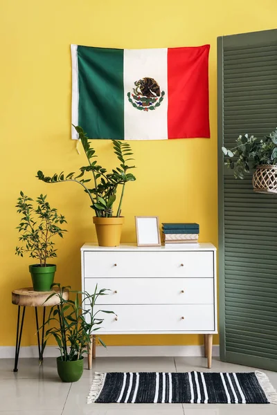 Interior Quarto Elegante Com Bandeira Mexicana Parede Amarela — Fotografia de Stock