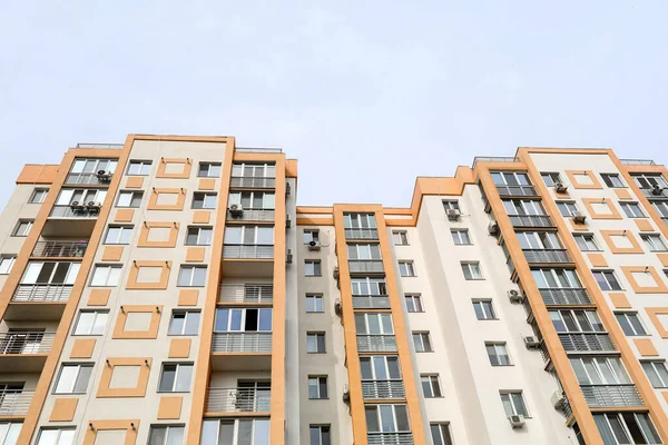 Şehirdeki modern parlak bina manzarası