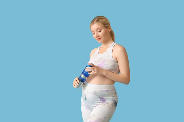 Joven Embarazada Abriendo Botella Agua Sobre Fondo Azul —  Fotos de Stock