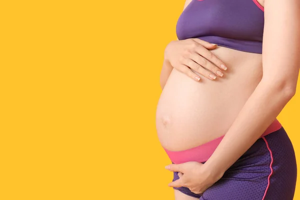 Sarı Arka Planda Genç Güzel Hamile Bir Kadın — Stok fotoğraf