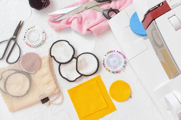 Beyaz arkaplanda yeniden kullanılabilir pamuk bloknotları yapmak için malzemeler