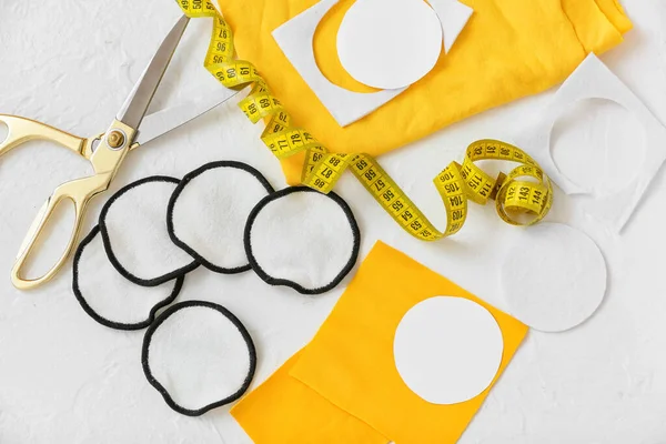 Beyaz arkaplanda yeniden kullanılabilir pamuk bloknotları yapmak için malzemeler