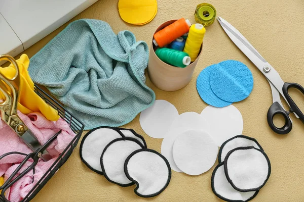 Bej arka planda yeniden kullanılabilir pamuk pedleri yapmak için malzemeler