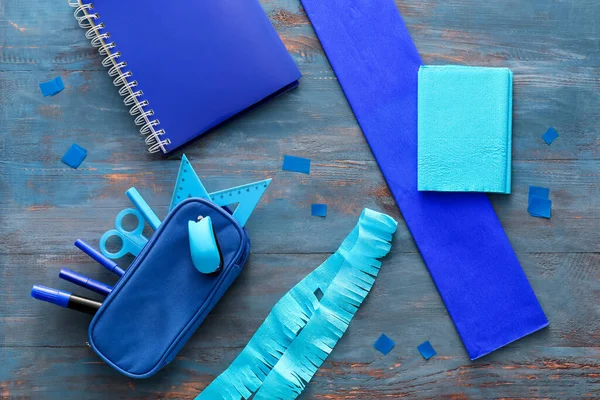 Mavi ahşap arka planda Meksika pinyatası yapmak için malzemeler