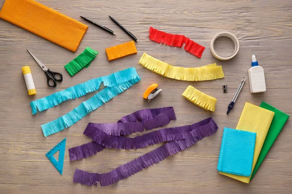 Tahta arka planda Meksika pinyatası yapmak için malzemeler