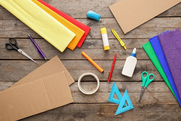 Tahta arka planda Meksika pinyatası yapmak için malzemeler