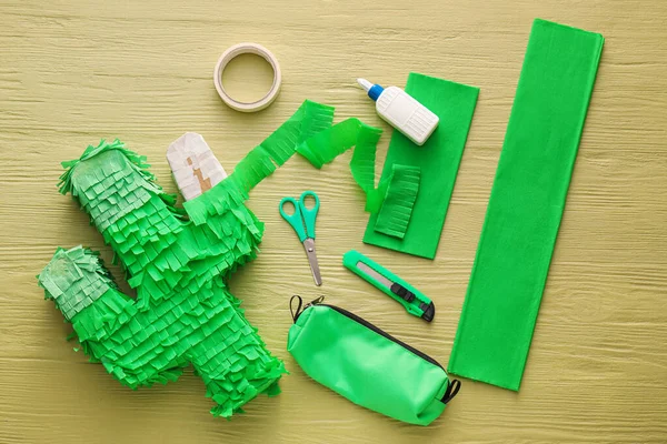 Kaktüs şeklinde Meksika pinyatası yapmak için kullanılan malzemeler.