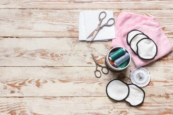 Hafif ahşap arka planda malzeme içeren el yapımı pamuklar.