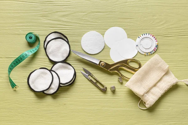 Renkli ahşap arka planda malzeme içeren el yapımı pamuk pedler.