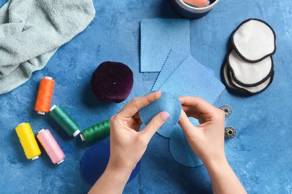 Grunge arka planında yeniden kullanılabilir pamuk pedi dikebilen kadın