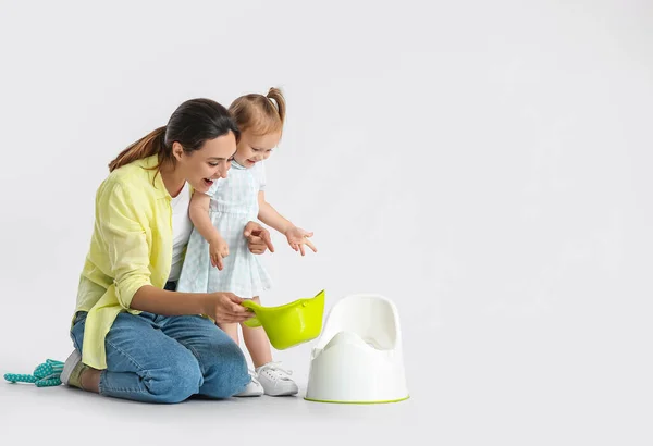 Mother Potty Training Her Little Daughter Light Background — Stock Photo, Image