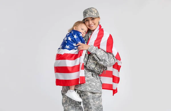 Soldado Feminino Sua Filhinha Com Bandeira Dos Eua Fundo Claro — Fotografia de Stock