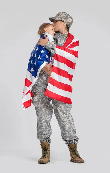 Mujer Soldado Hija Pequeña Con Bandera Sobre Fondo Claro —  Fotos de Stock