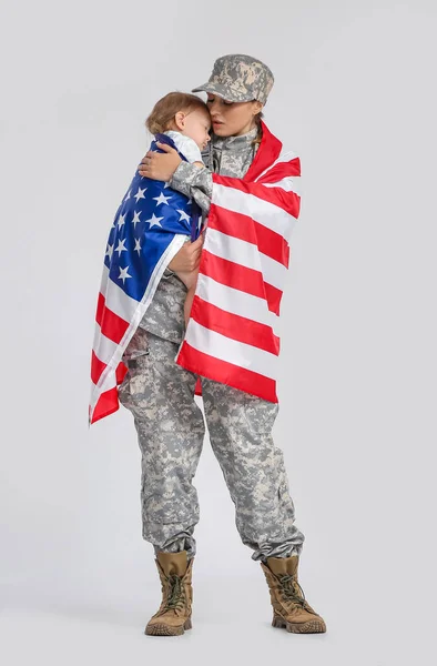 Női Katona Kislánya Amerikai Zászló Könnyű Háttér — Stock Fotó