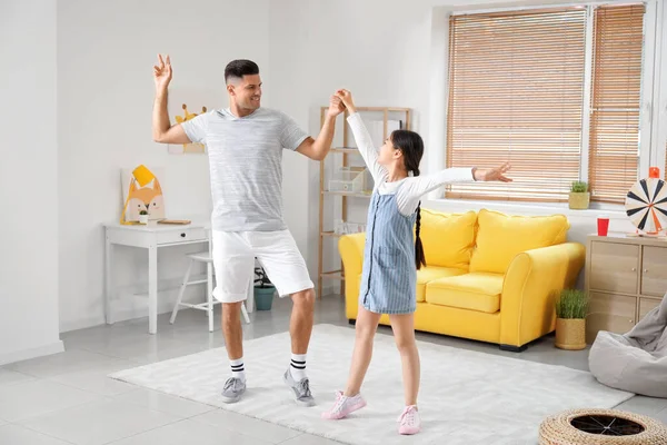 男と彼の娘は家で踊る — ストック写真