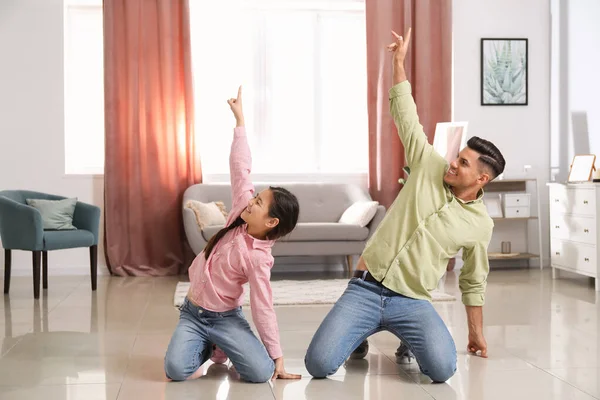 Man His Little Daughter Dancing Home — Stock Photo, Image