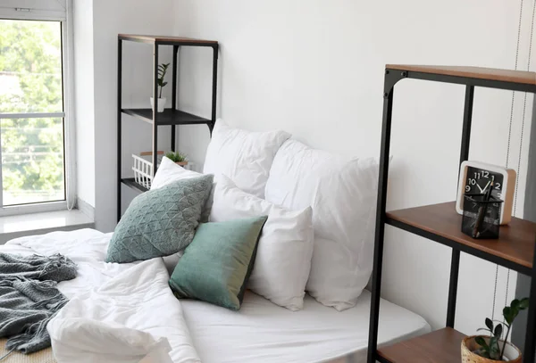 Grote Comfortabele Bed Planken Eenheden Buurt Van Lichte Muur — Stockfoto