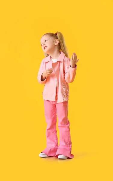 かわいいです女の子でピンクのジャケットダンスで黄色の背景 — ストック写真
