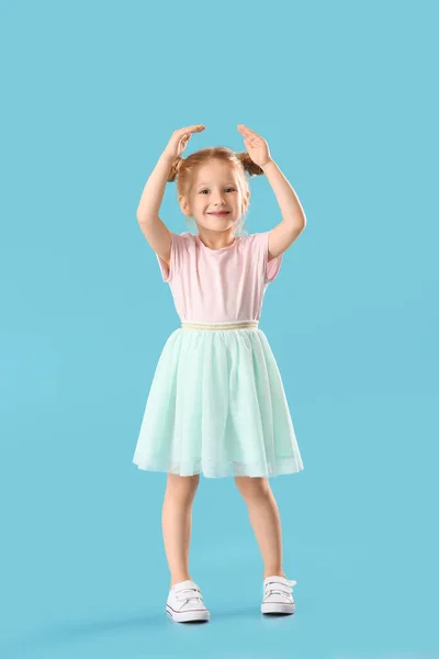 Mavi Arka Planda Dans Eden Etekli Tatlı Küçük Kız — Stok fotoğraf