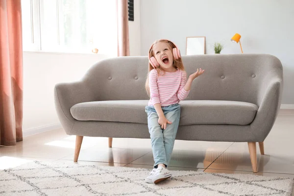 Roztomilá Holčička Růžové Sluchátka Tanec Doma — Stock fotografie