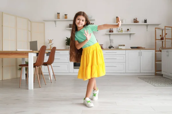 Menina Bonito Saia Amarela Dançando Cozinha — Fotografia de Stock