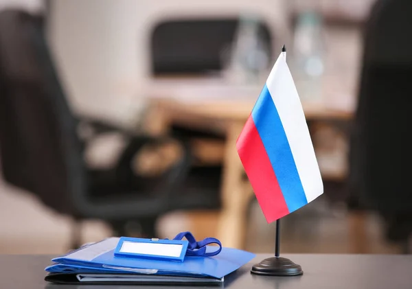 Bandeira Russa Com Pranchetas Mesa Sala Conferências — Fotografia de Stock