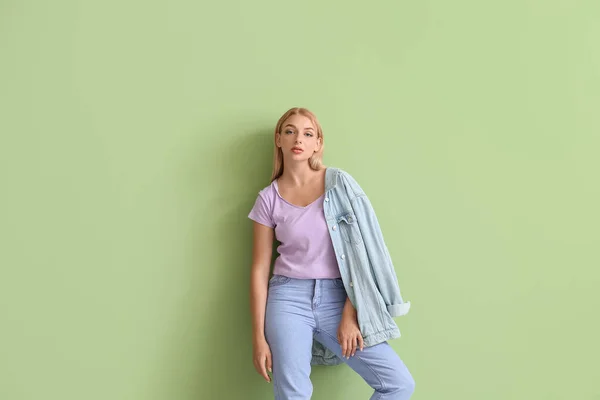 Jeune Femme Mode Jeans Élégants Vêtements Sur Fond Couleur — Photo