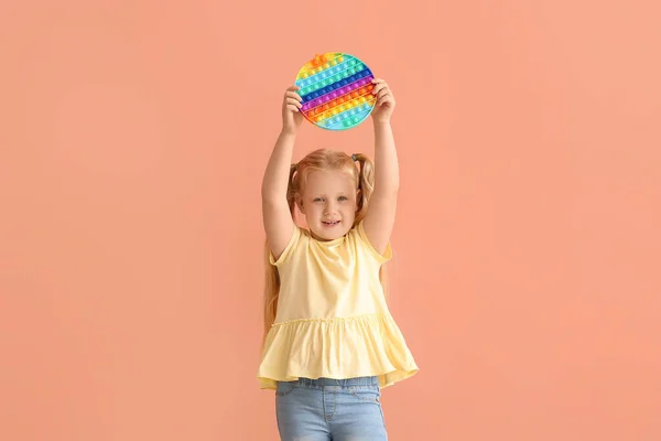 Menina Bonita Segurando Pop Brinquedo Fidget Acima Sua Cabeça Fundo — Fotografia de Stock
