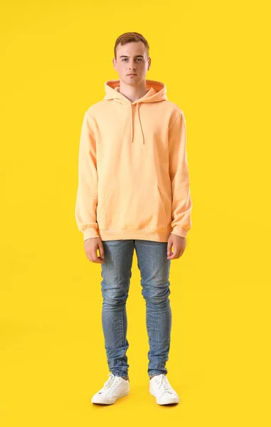 Jonge Man Stijlvolle Hoodie Kleur Achtergrond — Stockfoto