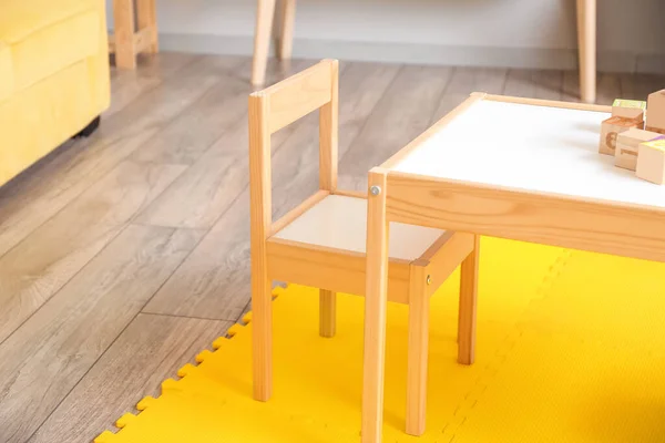 Innenausstattung Des Kinderzimmers Mit Tisch Und Stuhl — Stockfoto