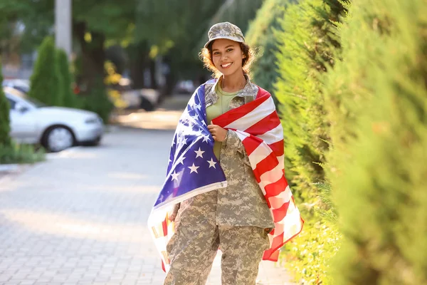 Mujer Soldado Afroamericana Con Bandera Estados Unidos Aire Libre — Foto de Stock