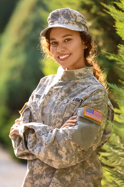 Porträt Einer Afroamerikanischen Soldatin Freien — Stockfoto