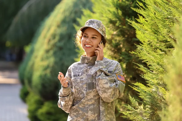 African American Female Soldier Talking Phone Outdoors — Stock Photo, Image