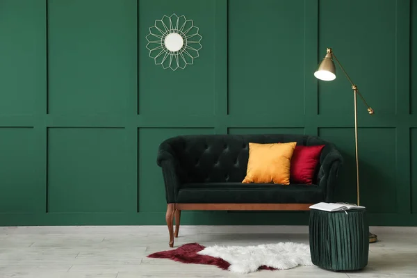 Modern Interior Stylish Couch Green Wall — Stock Photo, Image