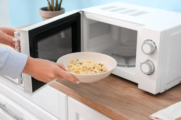 Mujer Calentando Comida Horno Microondas — Foto de Stock