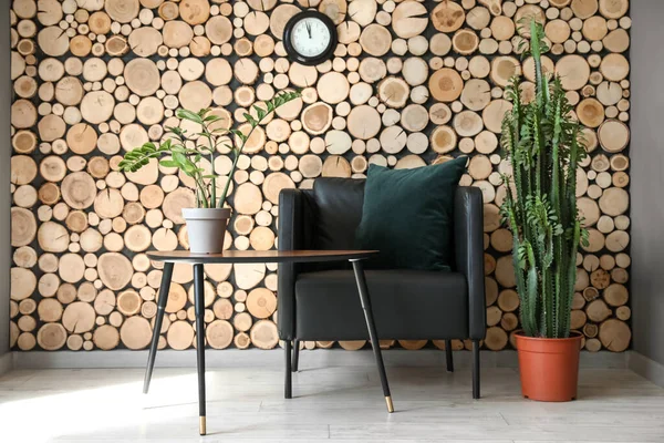 Schwarzer Sessel Mit Tisch Und Zimmerpflanzen Der Holzwand — Stockfoto