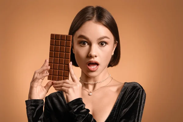 Surprised Woman Sweet Chocolate Color Background — Stock Photo, Image