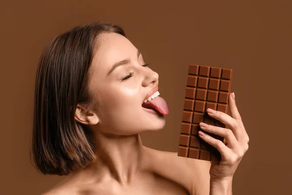 Belle Femme Avec Chocolat Doux Sur Fond Couleur — Photo