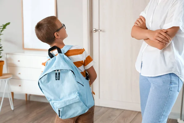 Mãe Recebendo Seu Filho Pronto Para Escola — Fotografia de Stock