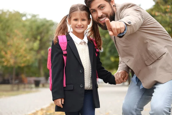 Uomo Piedi Sua Piccola Figlia Scuola — Foto Stock