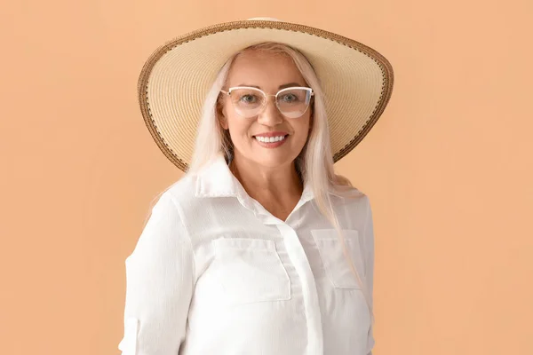 Зрелая Женщина Стильной Шляпе Очках Цветном Фоне — стоковое фото