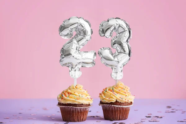 Sabrosos Cupcakes Cumpleaños Con Número Fondo Color —  Fotos de Stock