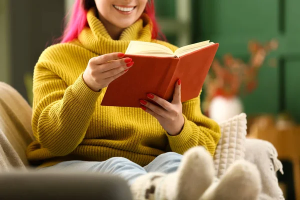 Krásná Žena Teplém Svetru Čtení Knihy Pohovce Doma — Stock fotografie