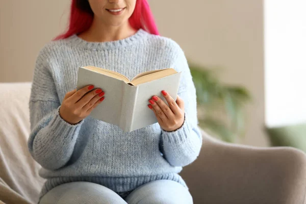 Schöne Frau Blauen Pullover Liest Buch Auf Sofa Hause — Stockfoto